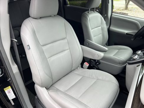 Used 2017 Toyota Sienna XLE FWD image 24
