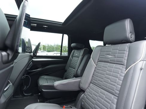 Used 2025 Cadillac Escalade ESV V AWD/4WD image 21