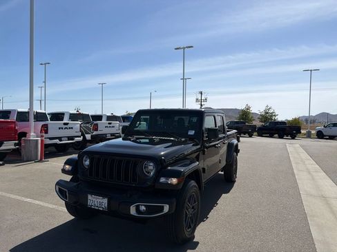 Used 2024 Jeep Gladiator Sport AWD/4WD image 4