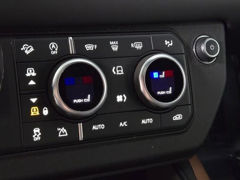 Used 2024 Land Rover Defender 110 X-Dynamic SE AWD/4WD image 32