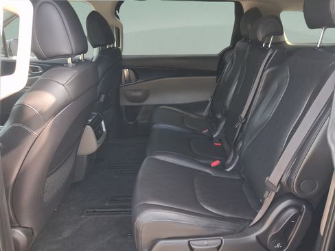 Used 2025 Kia Carnival FWD image 23