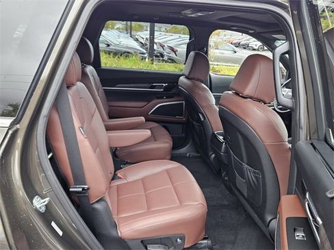 Used 2024 Kia Telluride EX w/ EX Captain's Chair Package image 16