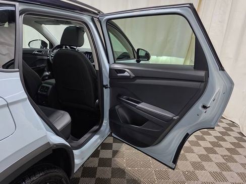 Certified 2025 Volkswagen Taos SE image 32