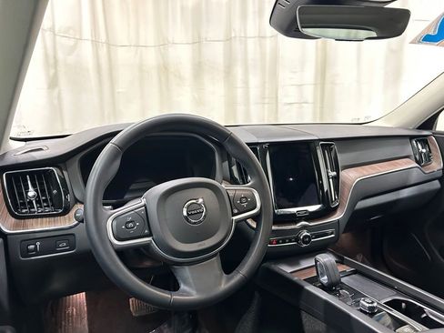 Used 2022 Volvo XC60 B5 Momentum image 14