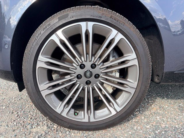 Used 2025 Land Rover Range Rover SE AWD/4WD image 5