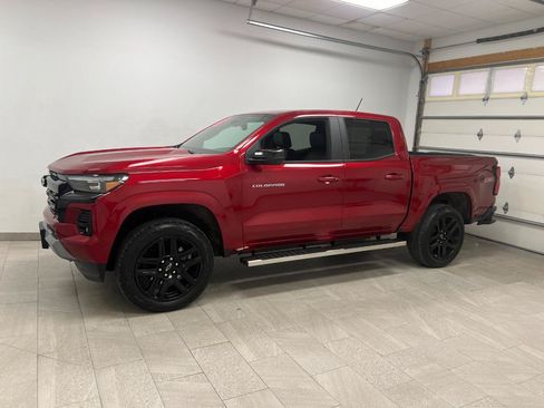 Used 2025 Chevrolet Colorado Z71 w/ Technology Package AWD/4WD image 2
