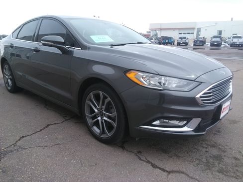 Used 2017 Ford Fusion SE w/ Equipment Group 201A image 5