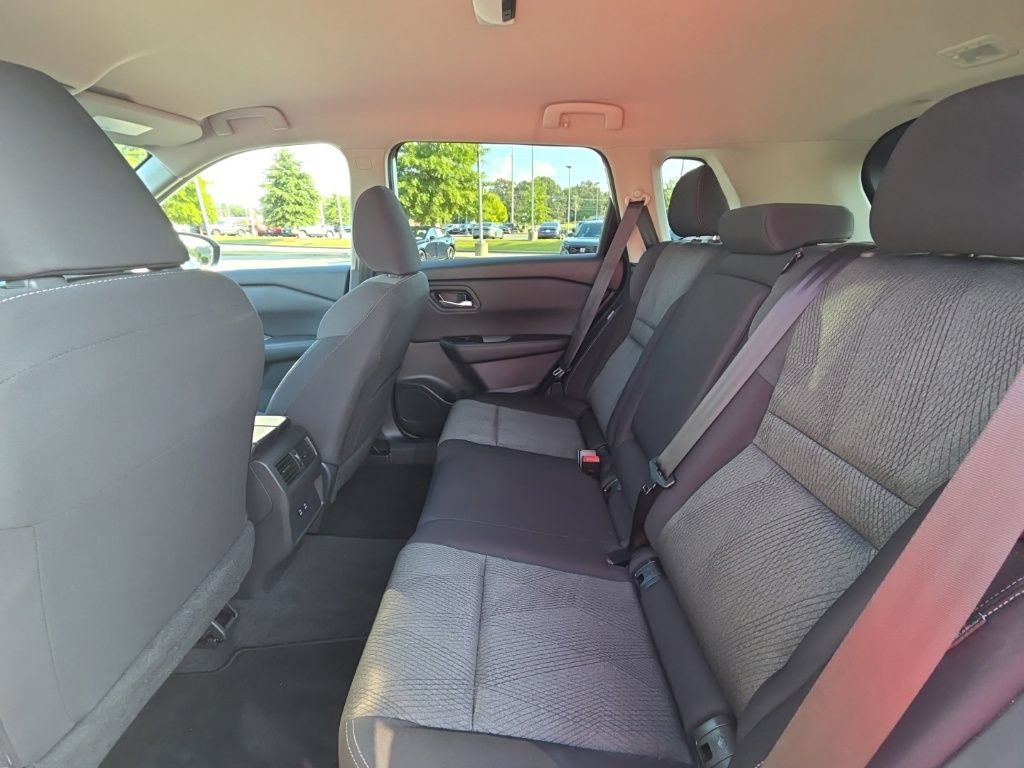 Used 2025 Nissan Rogue SV FWD image 12