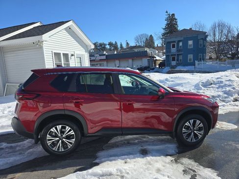 Used 2023 Nissan Rogue SV w/ SV Premium B Package image 3