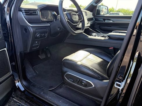 Used 2024 Jeep Wagoneer L Series II w/ Flexible Seating Group AWD/4WD image 15
