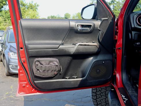 Used 2017 Toyota Tacoma TRD Off-Road AWD/4WD image 34