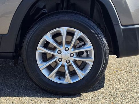 Used 2019 Jeep Cherokee Latitude w/ Popular Appearance Group image 24