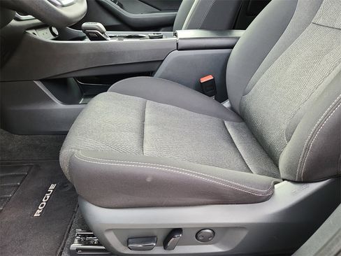 Used 2024 Nissan Rogue SV image 9