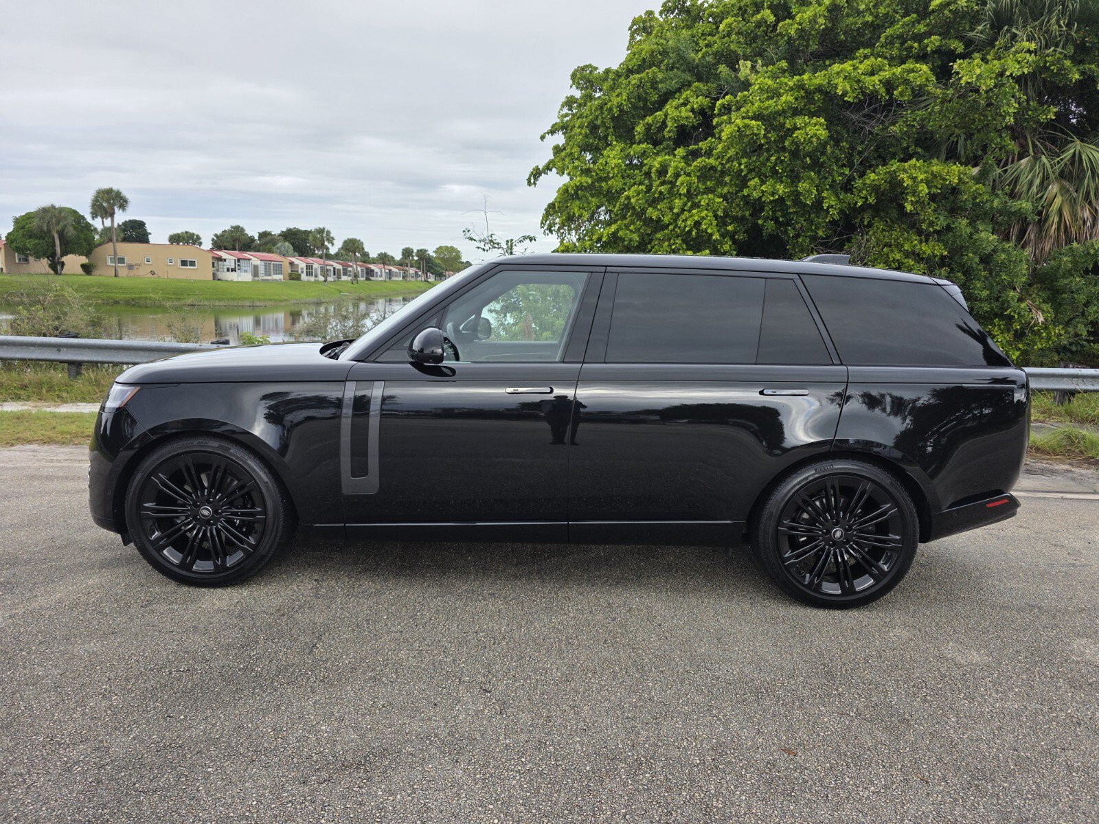 Used 2025 Land Rover Range Rover Long Wheelbase SE AWD/4WD image 7
