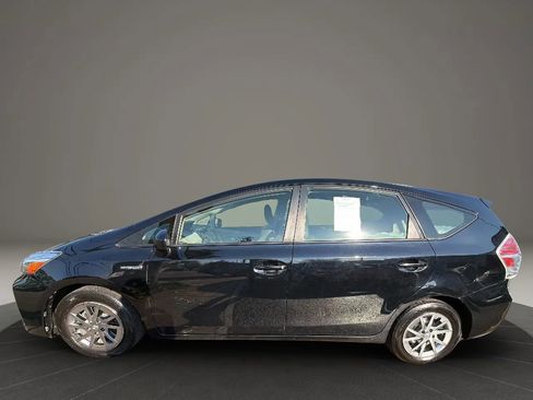 Used 2017 Toyota Prius V Three w/ Carpet Mat Package FWD image 8