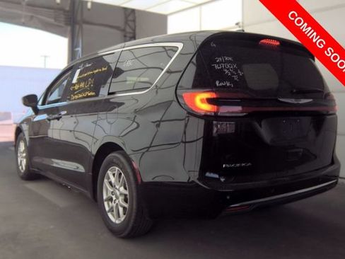 Used 2024 Chrysler Pacifica Touring-L FWD image 3