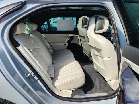 Used 2023 BMW i7 xDrive60 w/ Parking Assistance Package AWD/4WD image 35