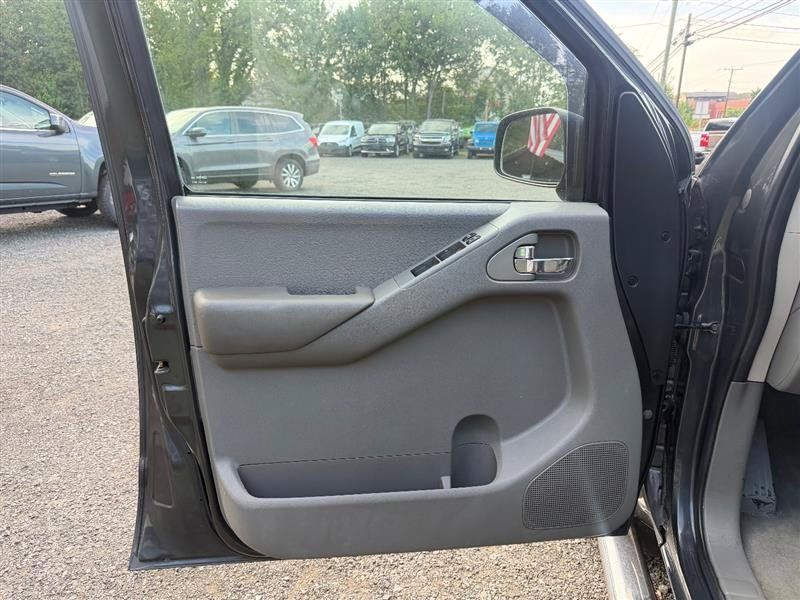 Used 2013 Nissan Frontier SV AWD/4WD image 12