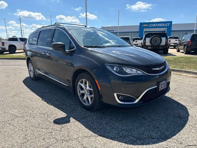 Used 2017 Chrysler Pacifica Touring-L w/ Tire & Wheel Group FWD image 2