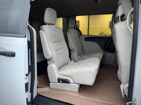 Used 2019 Dodge Grand Caravan SE w/ UConnect Hands-Free Group image 16