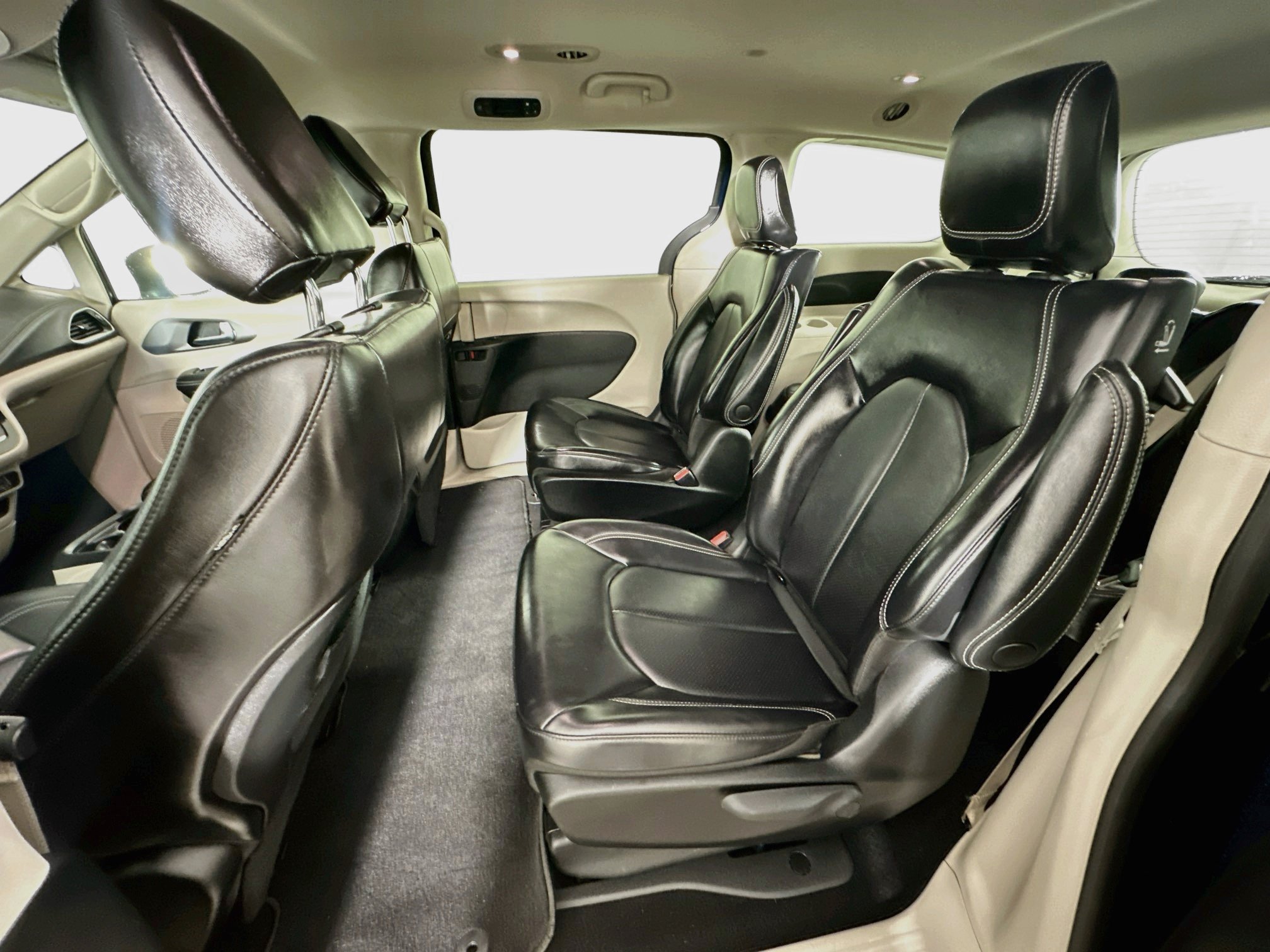 Used 2023 Chrysler Pacifica Touring-L FWD image 26