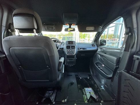 Used 2019 Dodge Grand Caravan SE image 23