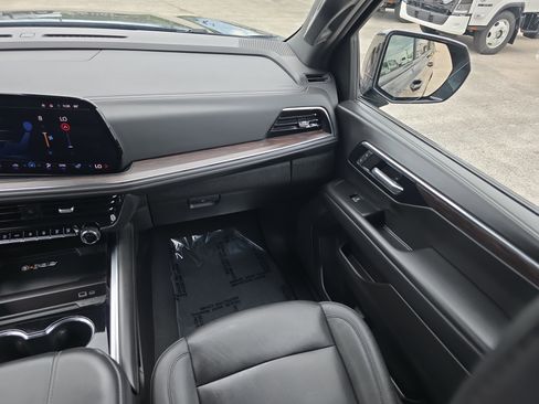 Used 2025 Chevrolet Suburban Z71 AWD/4WD image 19