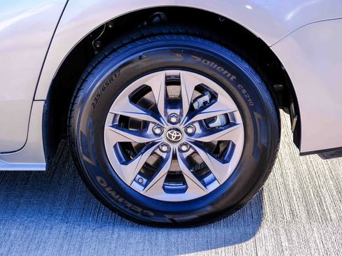 Used 2024 Toyota Sienna XLE FWD image 9