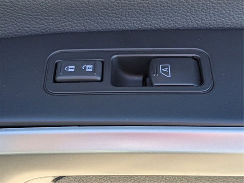 Used 2024 Nissan Titan SV w/ SV Convenience Package image 32