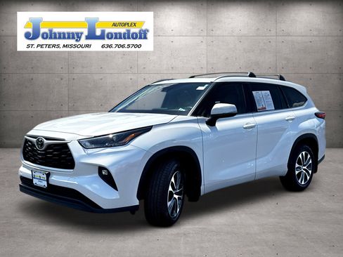 Used 2022 Toyota Highlander XLE AWD/4WD image 4