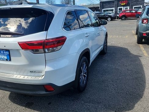 Used 2018 Toyota Highlander XLE AWD/4WD image 4