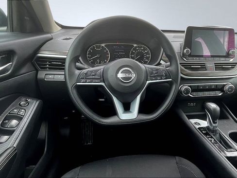 Used 2025 Nissan Altima 2.5 SV image 9