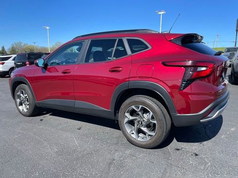 Used 2025 Chevrolet Trax LT FWD image 5