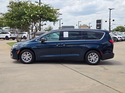 Used 2023 Chrysler Pacifica Touring-L FWD image 12