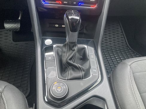 Certified 2025 Volkswagen Taos SE image 22