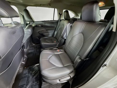 Used 2022 Toyota Highlander XLE AWD/4WD image 21