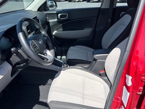 Used 2025 Hyundai Venue SEL image 5