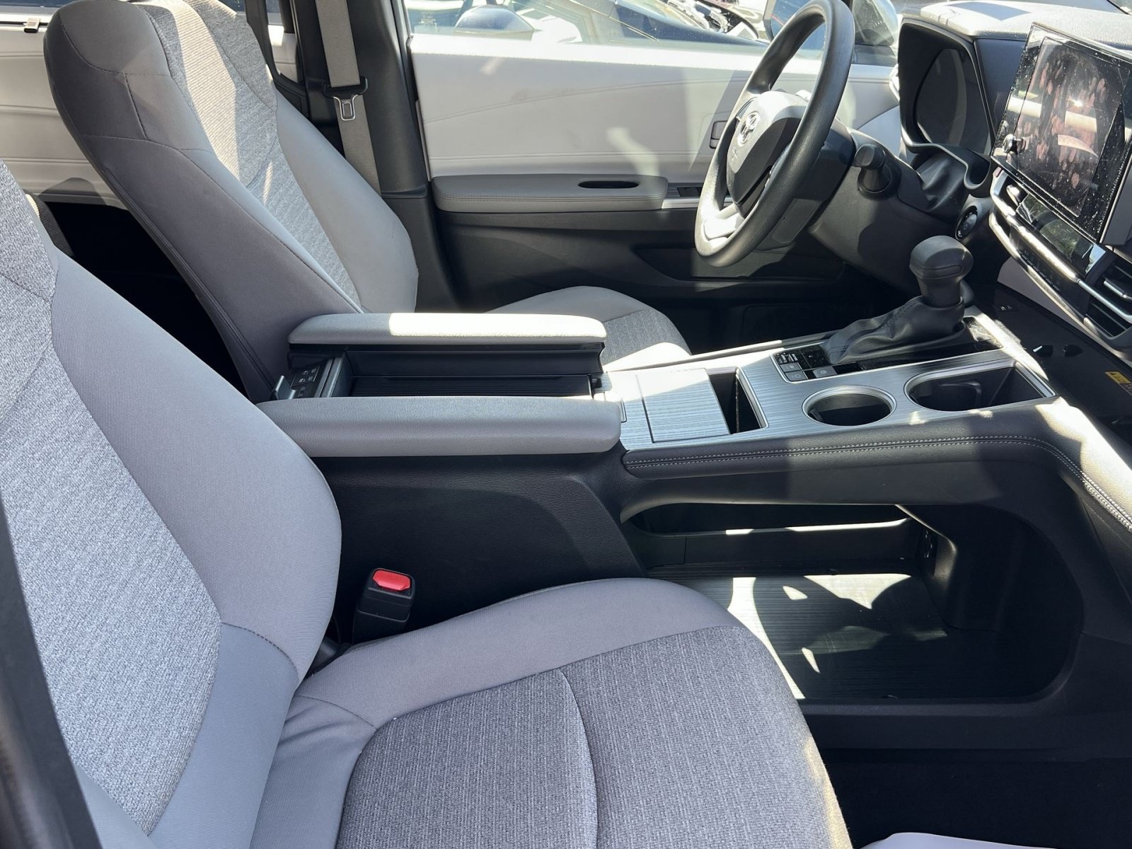 Used 2025 Toyota Sienna LE FWD image 24
