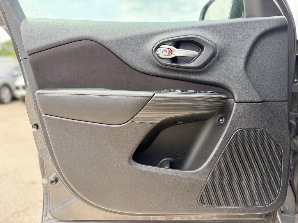 Used 2015 Jeep Cherokee Latitude FWD image 10