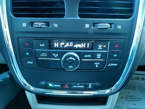 Used 2014 Chrysler Town & Country Touring image 26