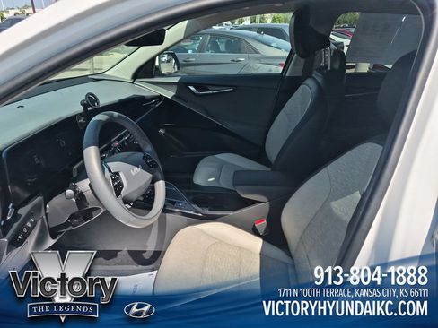 Used 2023 Kia Niro SX Touring FWD image 9
