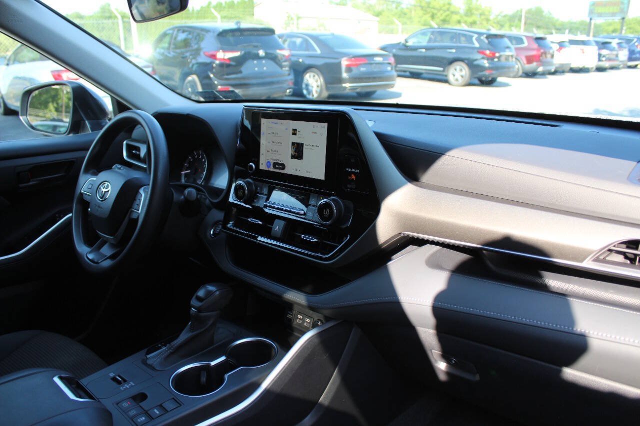 Used 2023 Toyota Highlander L FWD image 16