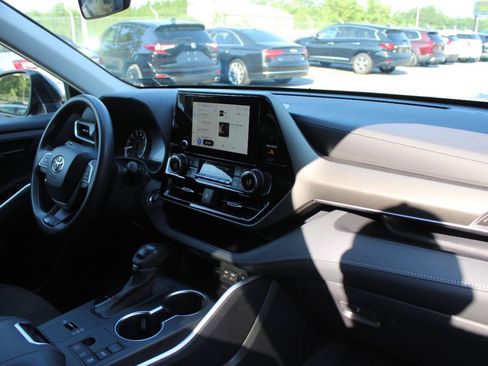 Used 2023 Toyota Highlander L FWD image 16