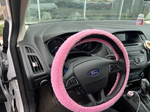 Used 2017 Ford Focus SE FWD image 7
