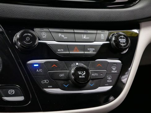 Used 2024 Chrysler Pacifica Touring-L image 37