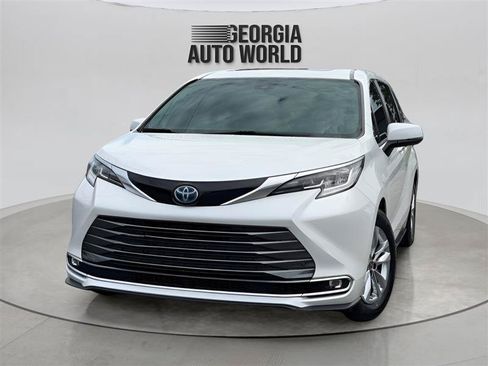 Used 2022 Toyota Sienna Limited FWD image 1