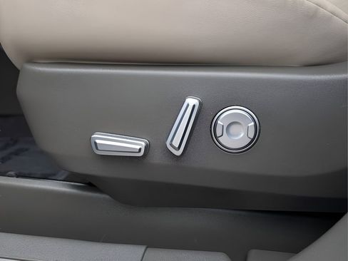 Used 2025 Lincoln Nautilus Reserve image 17