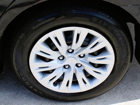 Used 2012 Toyota Camry LE FWD image 11