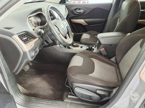 Used 2018 Jeep Cherokee Latitude w/ Altitude Package FWD image 13