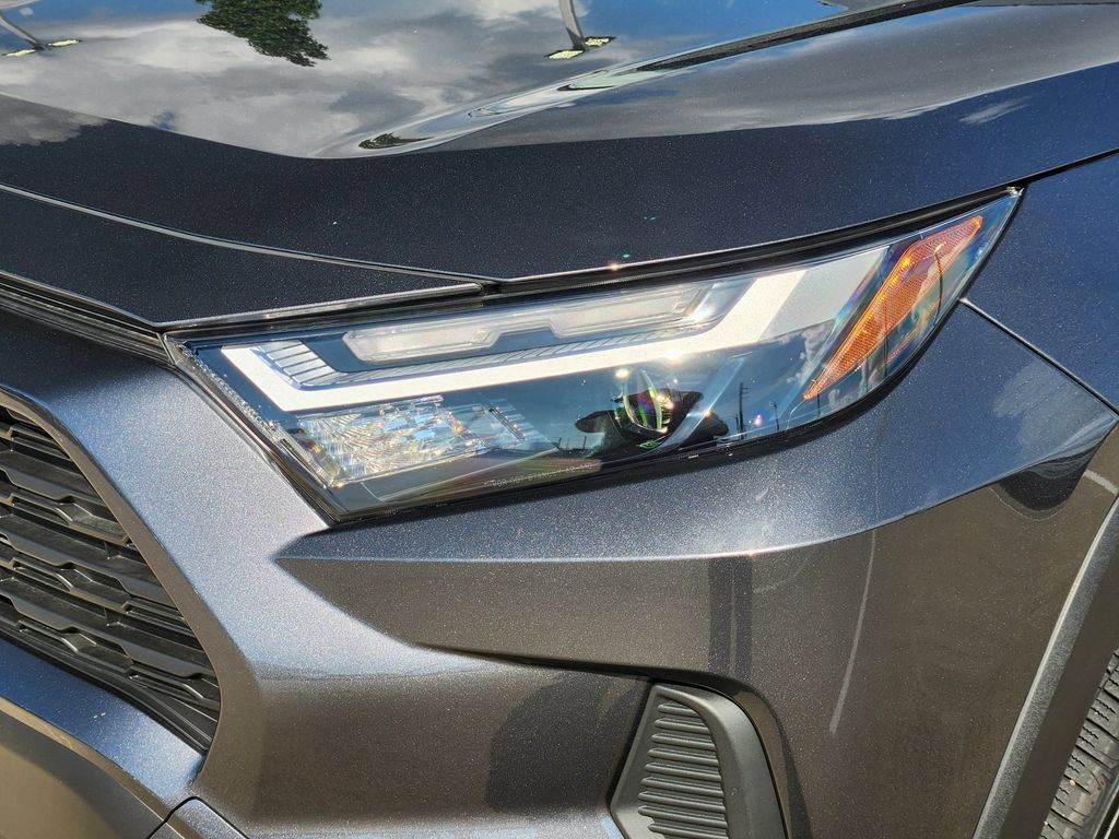 Used 2025 Toyota RAV4 LE AWD/4WD image 9